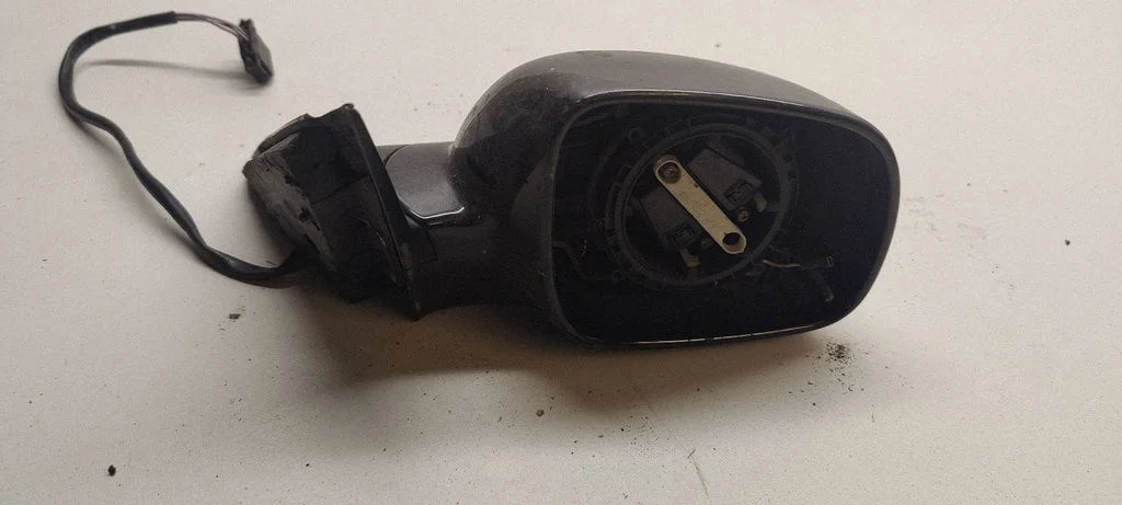 Esiukse elektriline välispeegel – parem