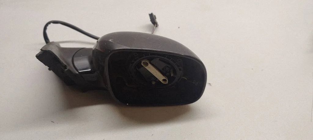 Esiukse elektriline välispeegel – parem