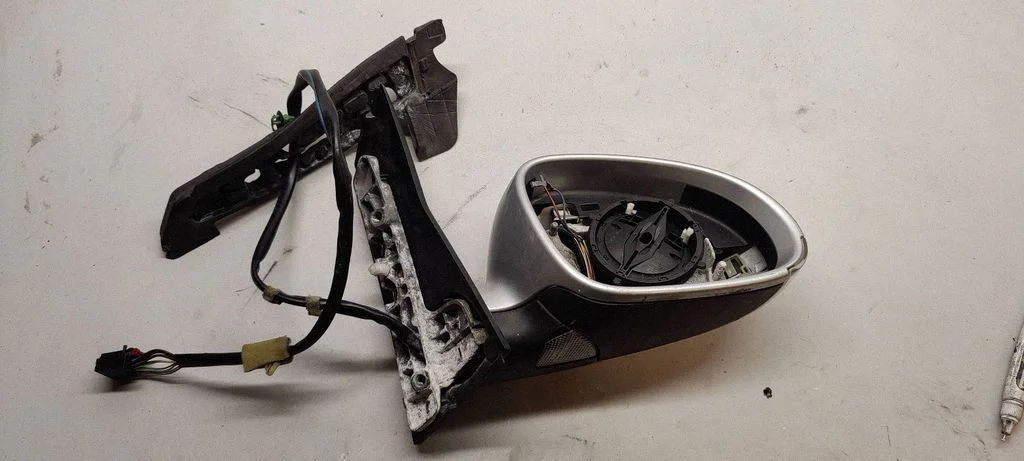 Front door electric wing mirror E1010836
