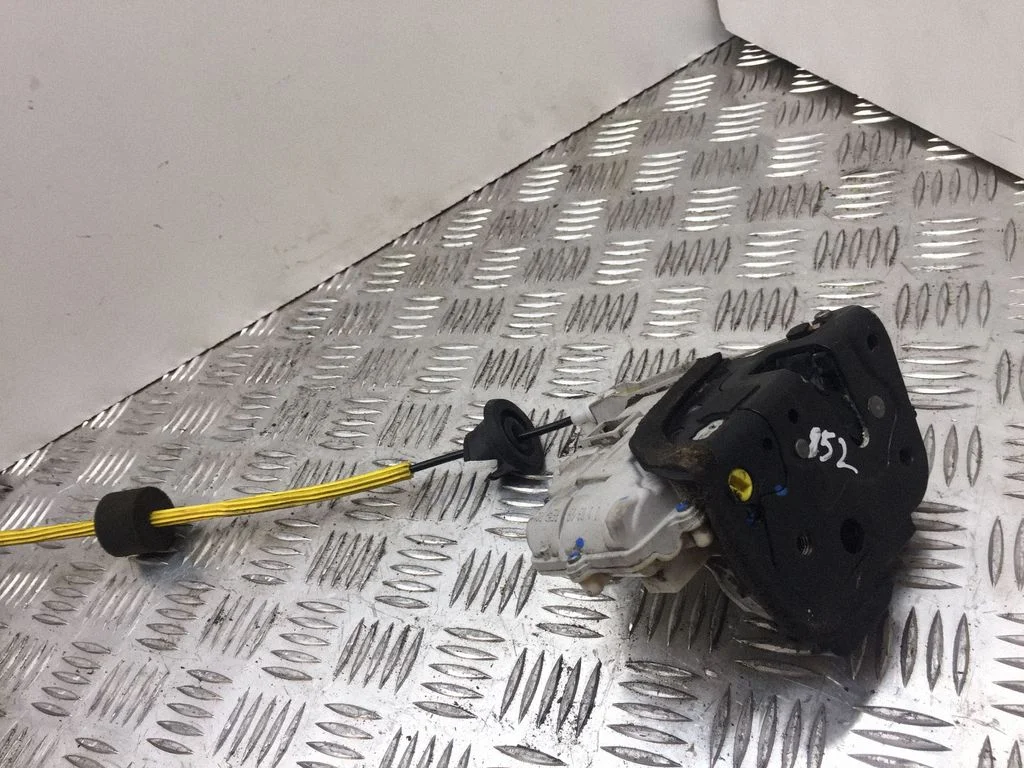 Rear door lock 4F0839016