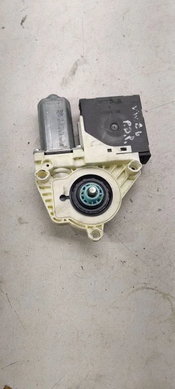 Front door window regulator motor 1k0959702P