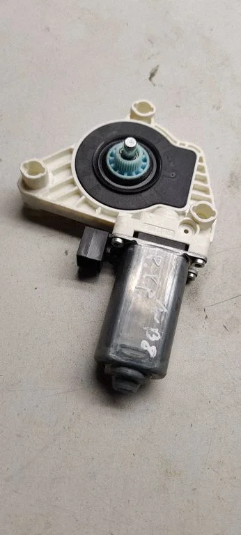 Priekšējā loga pacēlāja motoriņš 5q4959801b