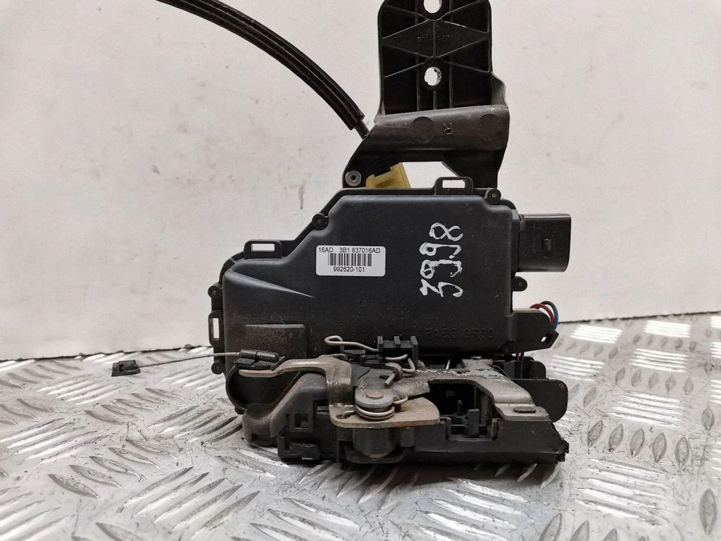 Front door lock – Volkswagen Passat B5.5 (2001-2005)
