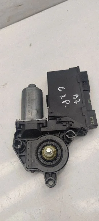 Rear door window regulator motor 8e0959801e