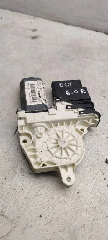 Aizmugurējā loga pacēlāja motoriņš – Skoda Octavia Mk2 (1Z) (2004-2013)