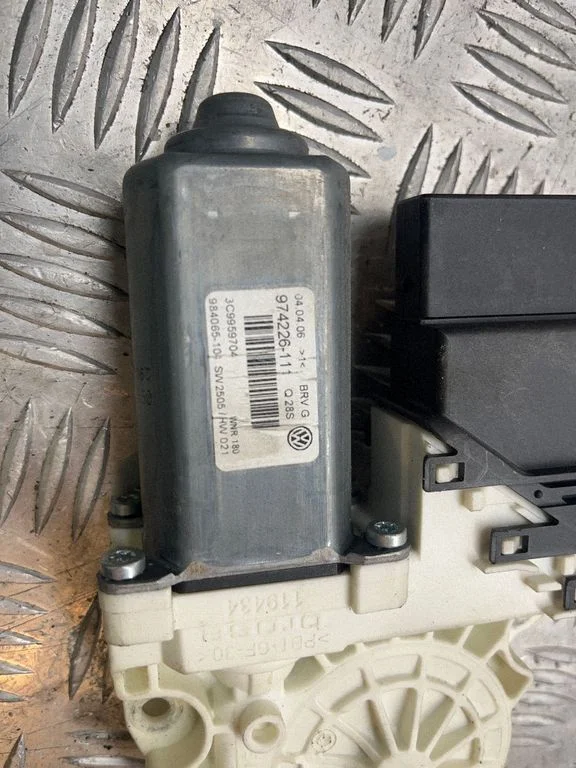 Rear door window regulator motor – Volkswagen Passat B5.5 (2001-2005)