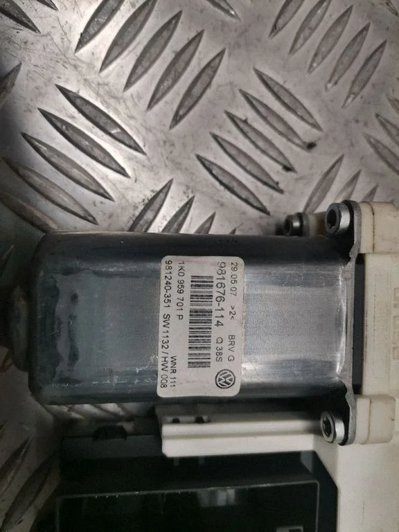 Esiukse aknatõstuki mootor 981676114