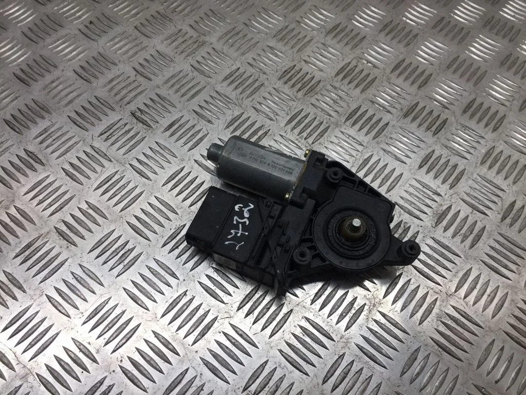Rear door window regulator motor 0130821696