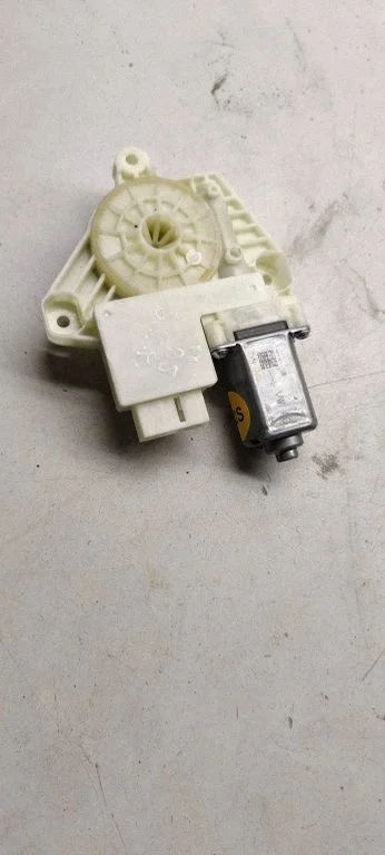 Aizmugurējā loga pacēlāja motoriņš 5q4959812d