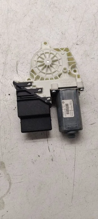 Rear door window regulator motor 3C9959704