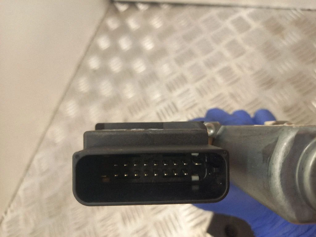 Aizmugurējā loga pacēlāja motoriņš 1K0959704P