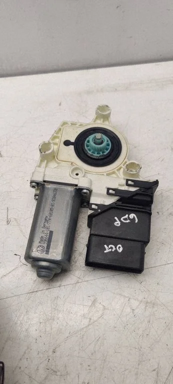 Rear door window regulator motor 1k0959704E