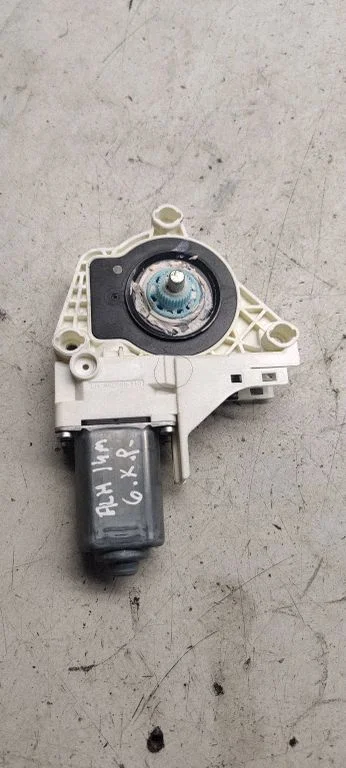 Rear door window regulator motor 8k0959802B