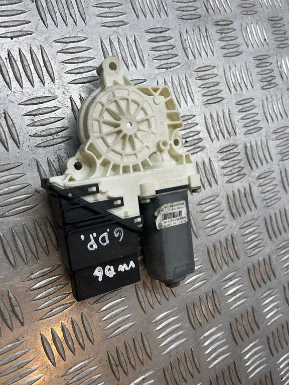 Aizmugurējā loga pacēlāja motoriņš 1K0959704P