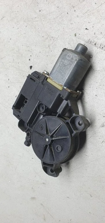 Aizmugurējā loga pacēlāja motoriņš 6R0959811B