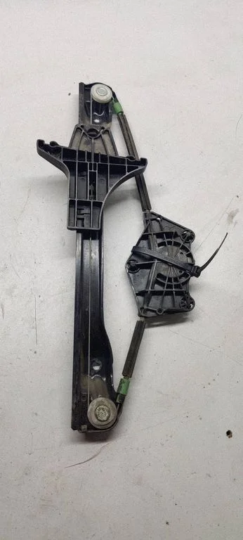 Rear window lifting mechanism without motor – rear right