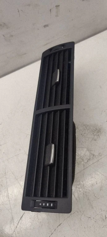 Armatuurlaua keskmine õhutusrest – Audi A4 S4 B7 8E 8H (2005-2008)