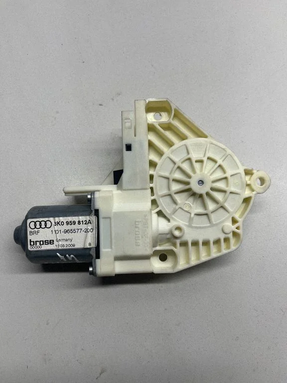 Aizmugurējā loga pacēlāja motoriņš 8K0959812A