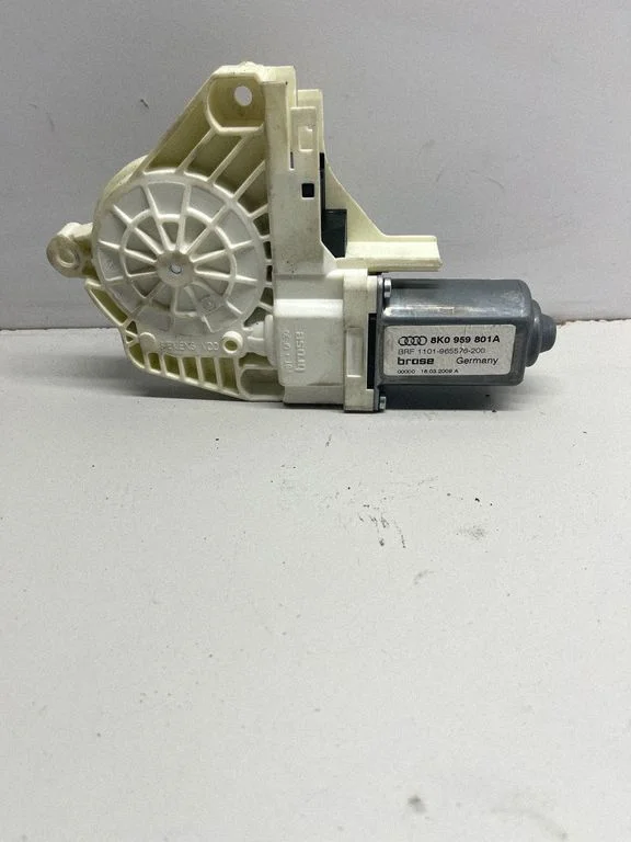 Tagaukse aknatõstuki mootor 8K0959801A