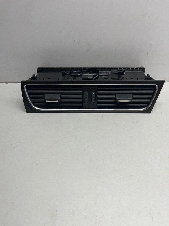 Dash center air vent grill 8T2820951C
