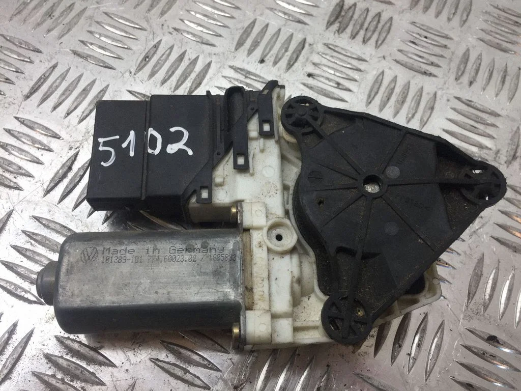 Aizmugurējā loga pacēlāja motoriņš 1C0959811C