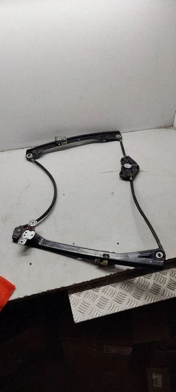 Front window lifting mechanism without motor – front right