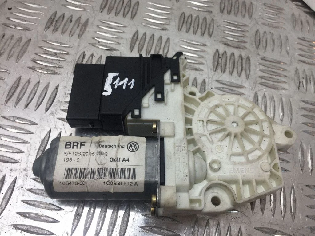 Aizmugurējā loga pacēlāja motoriņš 1C0959812A