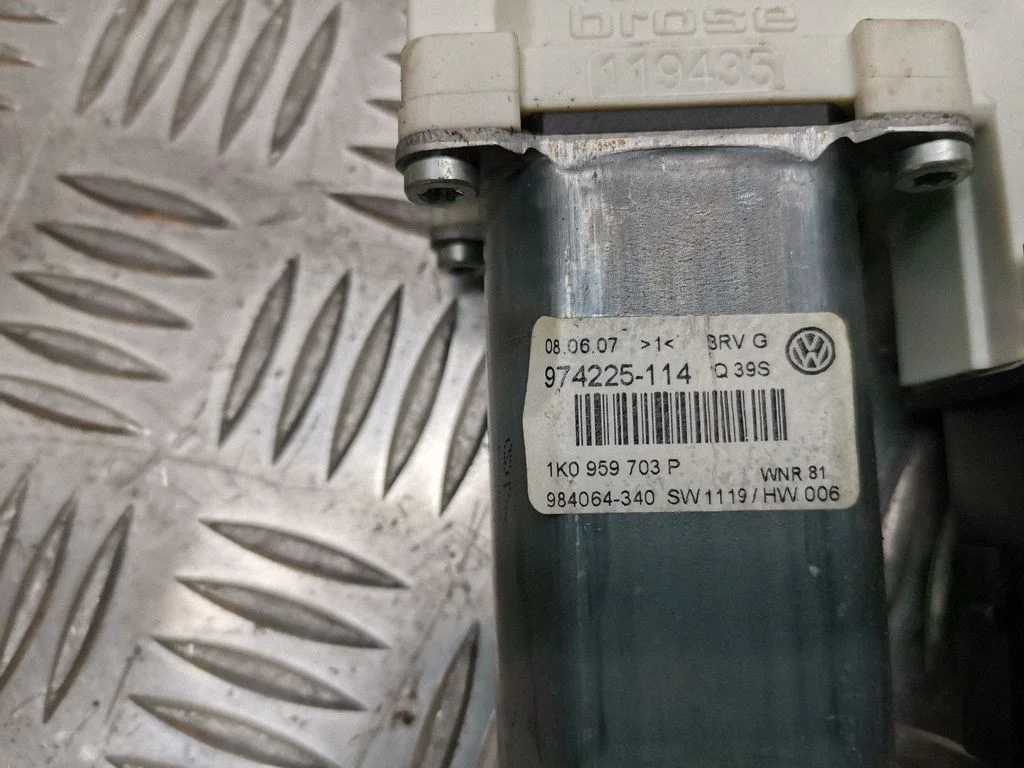 Aizmugurējā loga pacēlāja motoriņš 1K0959703P