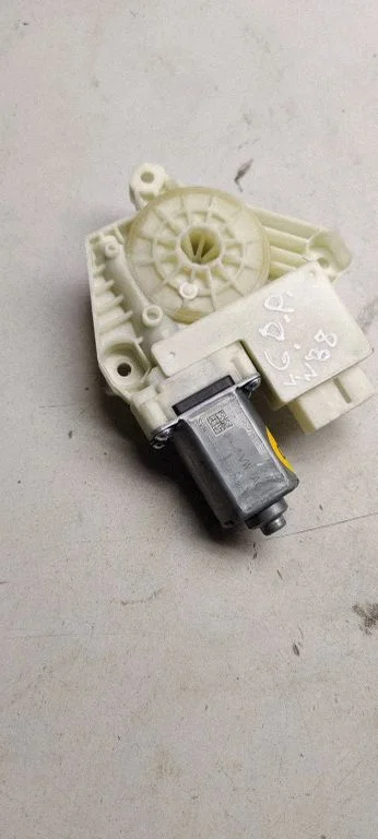 Aizmugurējā loga pacēlāja motoriņš 5q4959811D