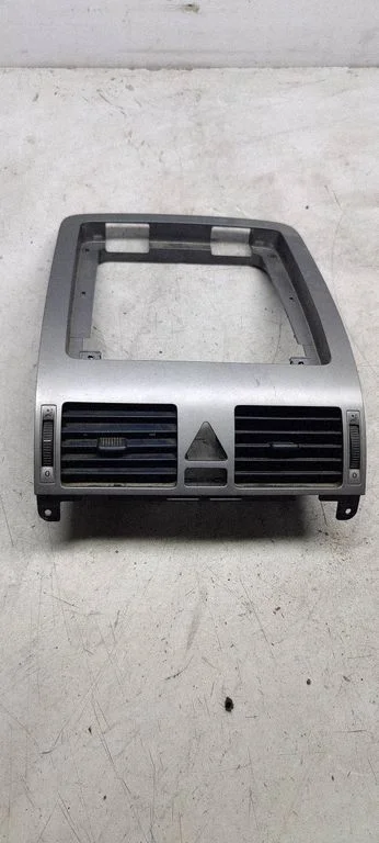 Dash center air vent grill 1T1819728D