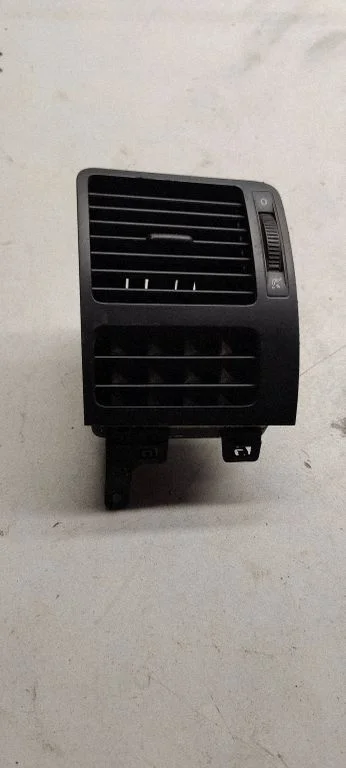 Dash center air vent grill – Volkswagen Cross Touran I (2006-2016)