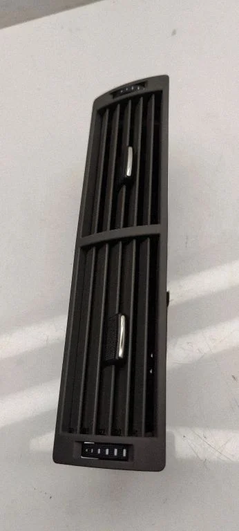 Armatuurlaua keskmine õhutusrest – Audi A4 Allroad B8 (2008-2016)