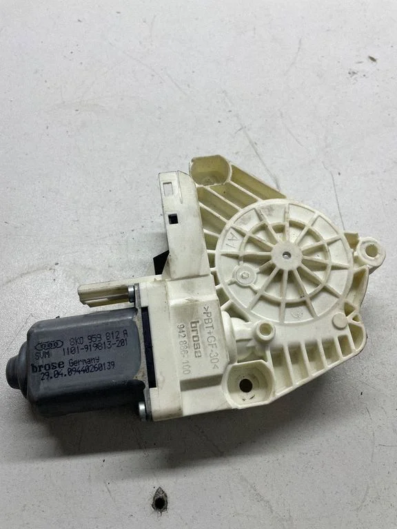 Aizmugurējā loga pacēlāja motoriņš 8K0959812A