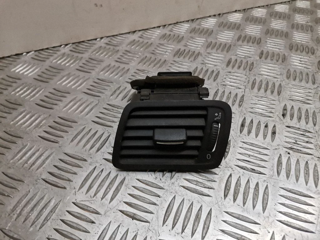 Armatuurlaua külje õhutusresti kate – Volkswagen Passat B6 (2005-2010)