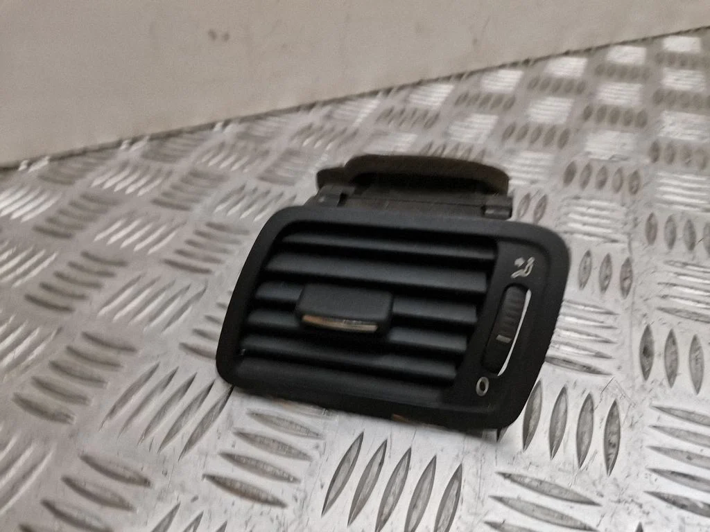 Armatuurlaua külje õhutusresti kate – Volkswagen Passat B6 (2005-2010)