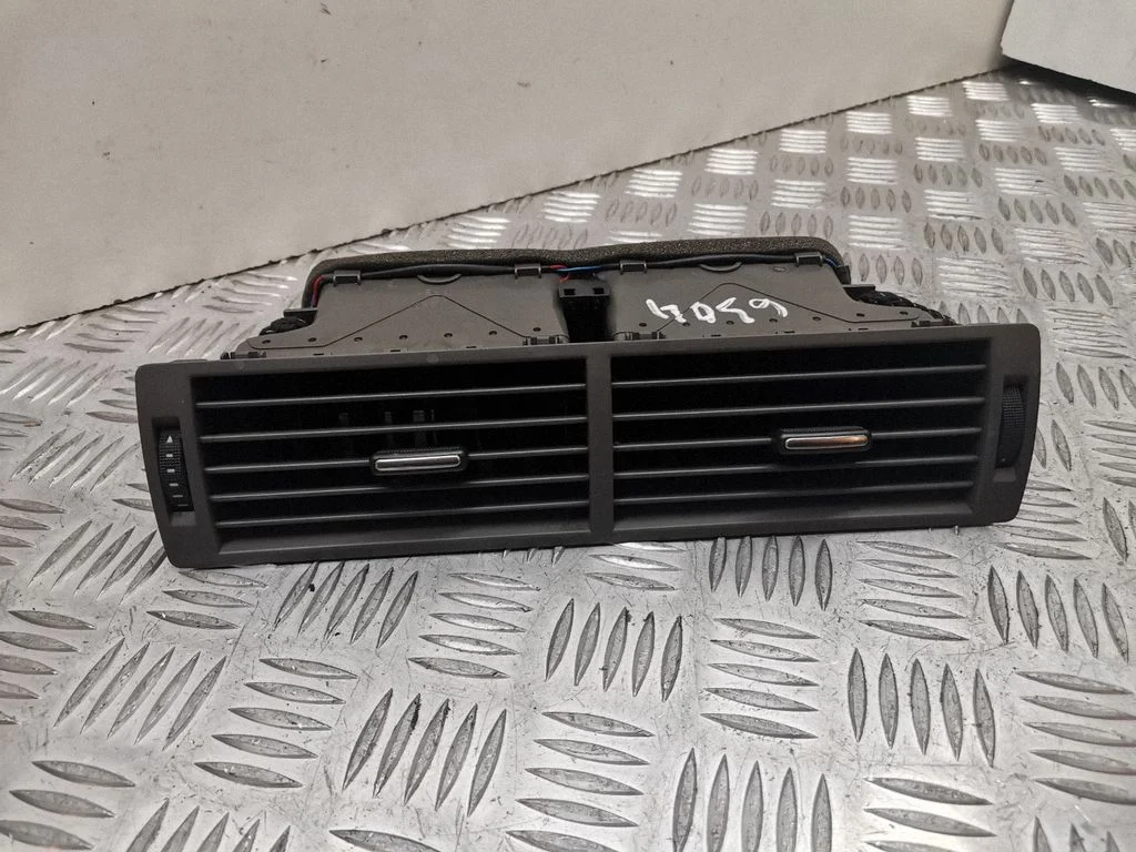 Armatuurlaua keskmine õhutusrest – Audi A4 S4 B7 8E 8H (2005-2008)