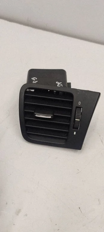 Dashboard side air vent grill/cover trim – front right