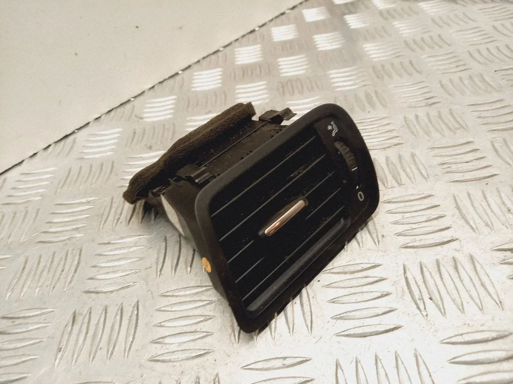 Armatuurlaua külje õhutusresti kate – Volkswagen Passat B6 (2005-2010)