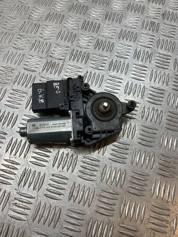 Rear door window regulator motor – Volkswagen Passat B5.5 (2001-2005)