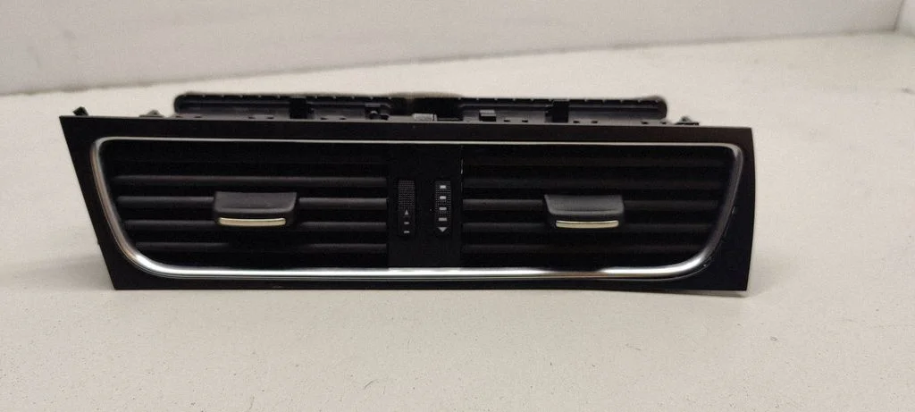 Dash center air vent grill 8T1820951B