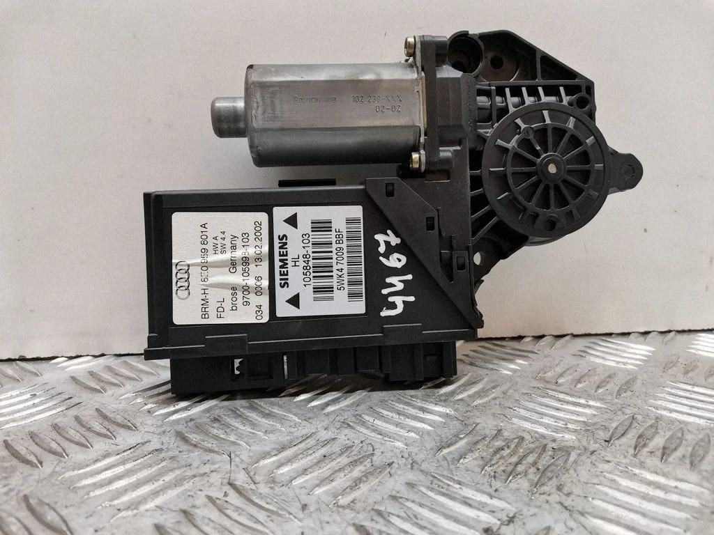 Rear door window regulator motor 8E0959801A