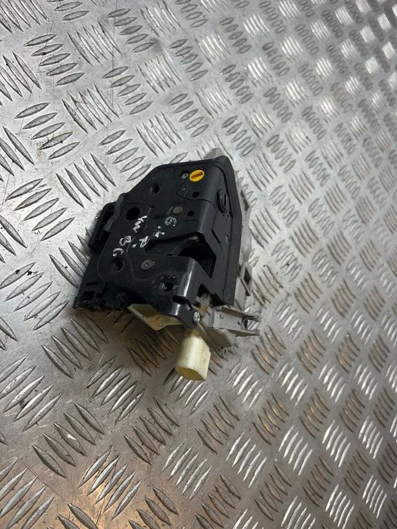 Aizmugurējo durvju slēdzene 3C4839015A