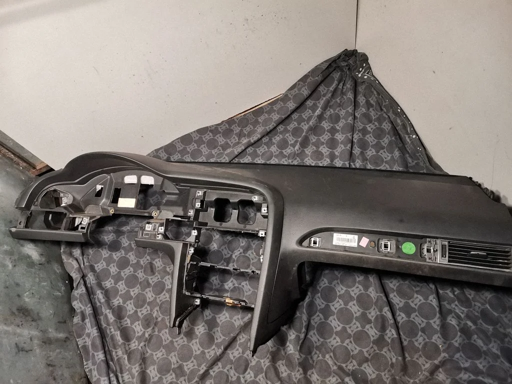 Dashboard 4F0857067