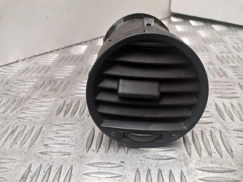 Armatuurlaua keskmine õhutusrest – Volkswagen Caddy (2004-2010)