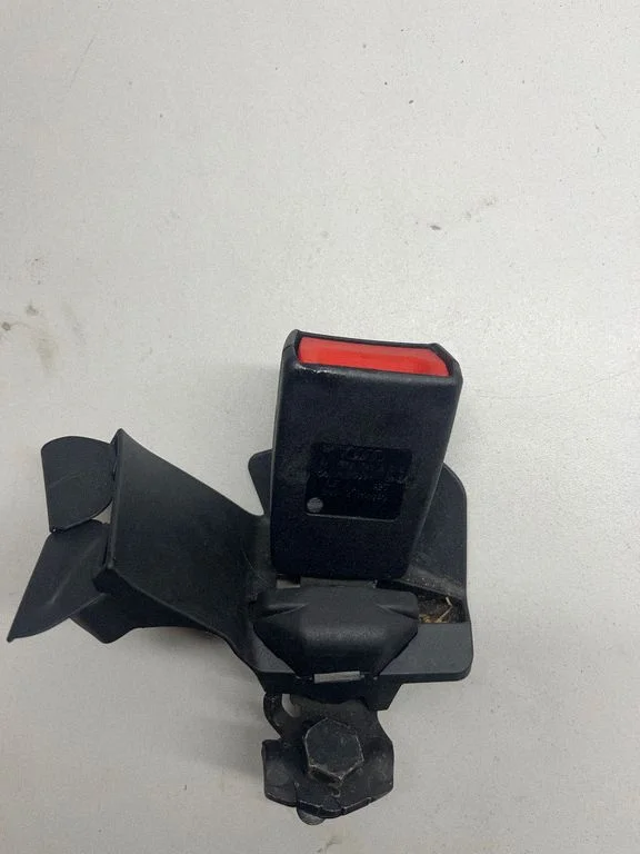 Aizmugurējās drošības jostas sprādze 8K0857740B