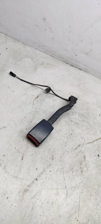 Front seatbelt buckle C528