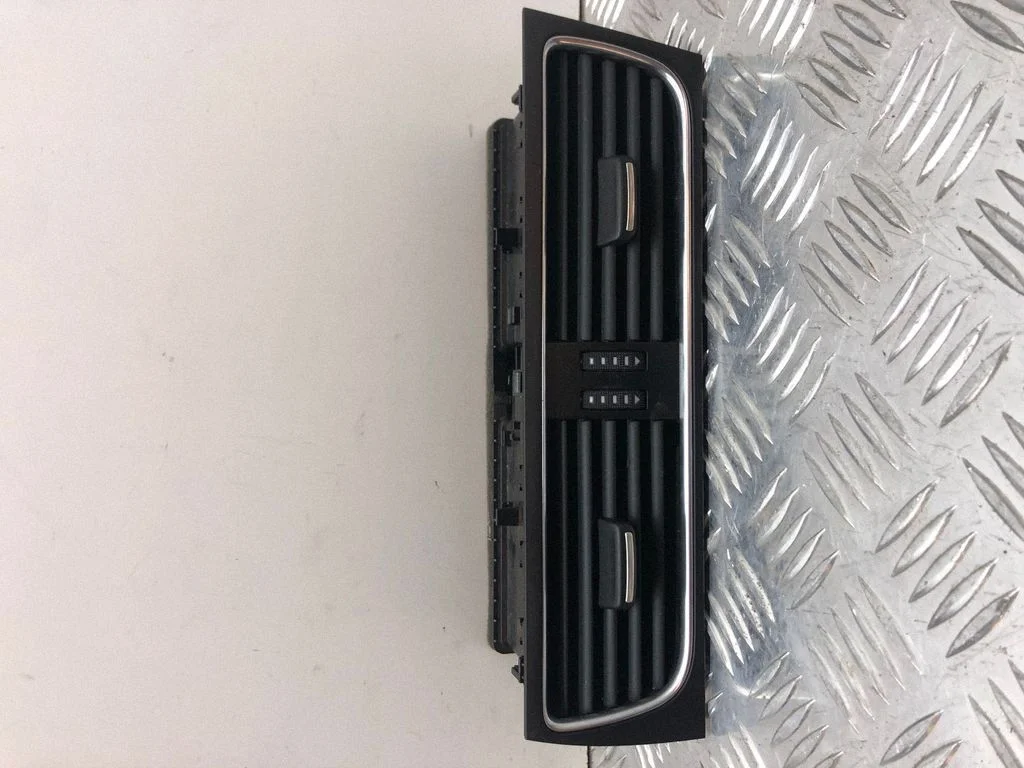 Dash center air vent grill 8T2820951B
