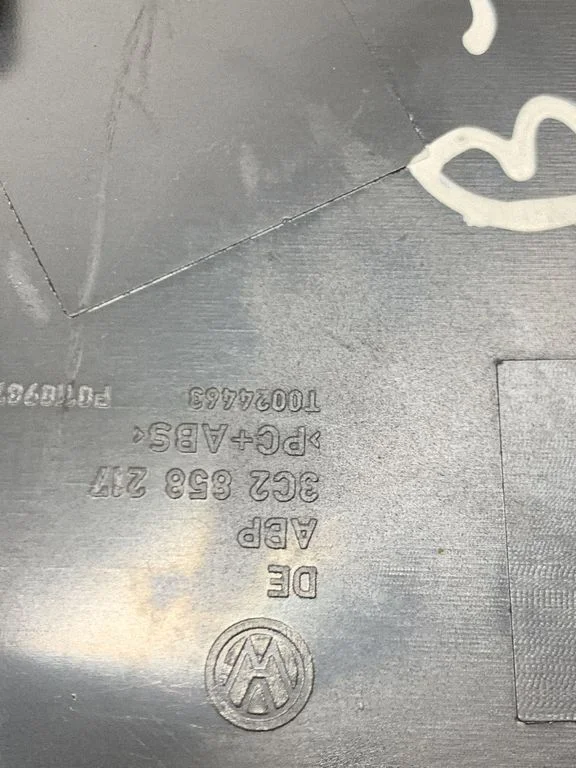 Dashboard side end trim – right