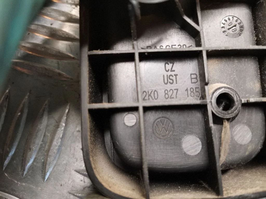 Engine bonnet (hood) release handle 2K0827185