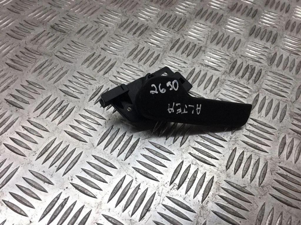 Engine bonnet (hood) release handle – Seat Altea XL (2004-2015)
